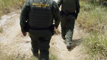 En la foto del 8 de junio de 2011, agentes de la Patrulla Fronteriza vigilan  a lo largo del Río Grande cerca de Penitas, Texas. La Patrulla Fronteriza y el Departamento de Seguridad Pública confiscaron 57 paquetes de marihuana  en la frontera de Texas.