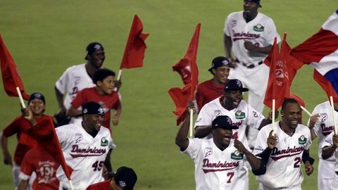 Jugadores dominicanos dan la vuelta olímpica en el diamante al término de su juego ante Venezuela, luego de saberse campeones.