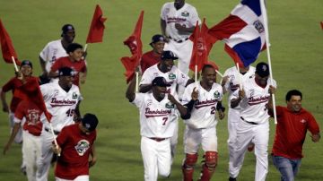 Jugadores dominicanos dan la vuelta olímpica en el diamante al término de su juego ante Venezuela, luego de saberse campeones.