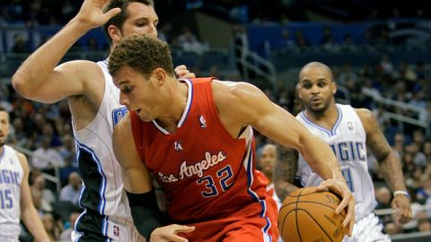Ryan Anderson (izq.), vigila de cerca a Blake Griffin (32), en el duelo  que los Clippers ganaron a los Magics de Orlando en tiempo extra.