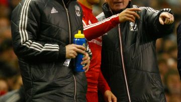 El uruguayo Luis Suárez, quien atiende a las indicaciones de Kenny Dalglish, DT del Liverpool, entró de cambio, pero poco pudo hacer.