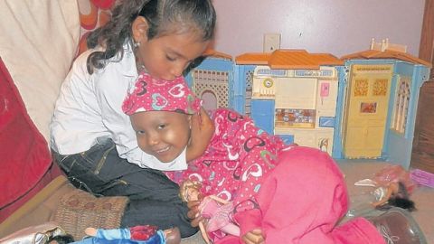 Giselle Bonilla,  izq., fue la donante de medula ósea para su hermana Yarelis.