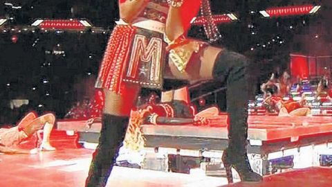M.I.A. haciendo   la polémica señal.