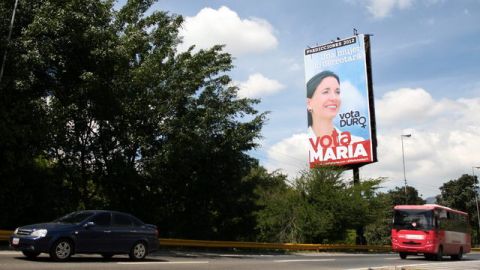 El afiche de campaña de la candidata presidencial María Corina Machado, es visto en una calle de Caracas.