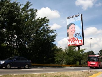 El afiche de campaña de la candidata presidencial María Corina Machado, es visto en una calle de Caracas.