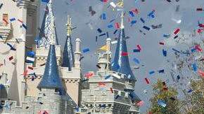 Eli Manning, el JMV de los Gigantes, se divierte al lado de Mickey Mouse durante el desfile de celebración en Disney.