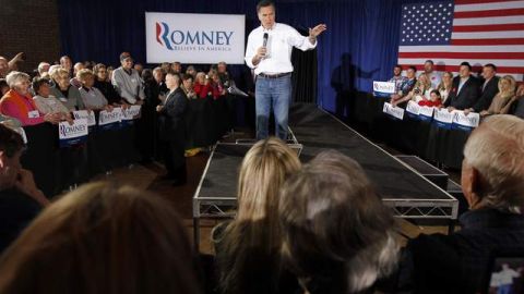 El precandidato republicano Mitt Romney habla durante una actividad de campaña en Colorado, donde habrá un caucus.