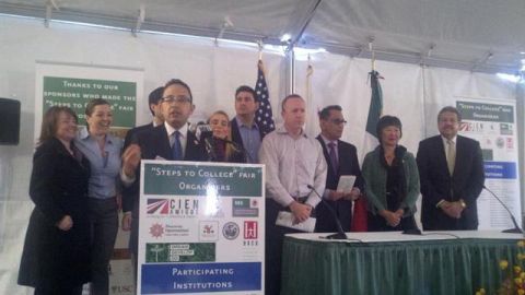El cónsul de México en Sacramento, Carlos González Gutiérrez junto al líder del Senado, el demócrata Darrell Steiberg.