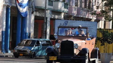 La medida data de la administración de John F. Kennedy y 46% de cubanoestadounidenses la oponen.