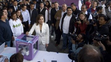 Santiago Creel Miranda (i) y Ernesto Cordero (d) aplauden a la exministra mexicana de Educación Josefina Vazquez Mota, candidata presidencial del  (PAN).