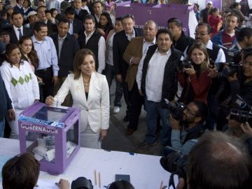 Santiago Creel Miranda (i) y Ernesto Cordero (d) aplauden a la exministra mexicana de Educación Josefina Vazquez Mota, candidata presidencial del  (PAN).