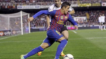 El chileno  Alexis Sánchez (delante) podría estar hoy como titular con el Barcelona en el juego de vuelta ante el Valencia por la semifinal de la Copa del Rey.