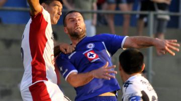 Javier Enrique Caso (c) del Cruz Azul de México lucha por el balón con Deniz Caniza (d) y Raúl Piris (i) del Nacional de Paraguay en el partido de la Copa Libertadores.