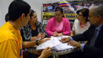 Un grupo de venezolanos de Primero Justicia Región Exterior ultiman detalles del día de elecciones para elegir el candidato de la oposición que enfrentaría a Hugo Chávez.
