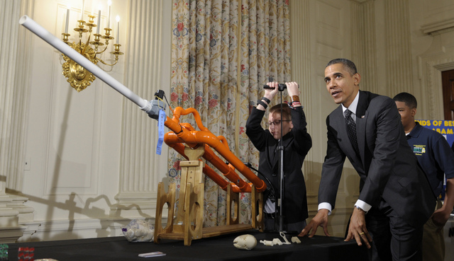 Joey Hudy, (izquierda) muestra al presidente Obama  una máquina que lanza marshmallow, durante el festival de ciencia que organizó ayer la Casa Blanca.