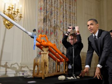 Joey Hudy, (izquierda) muestra al presidente Obama  una máquina que lanza marshmallow, durante el festival de ciencia que organizó ayer la Casa Blanca.