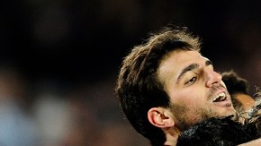 Cesc Fábregas (izq.) festeja con sus compañeros el pase a la final.