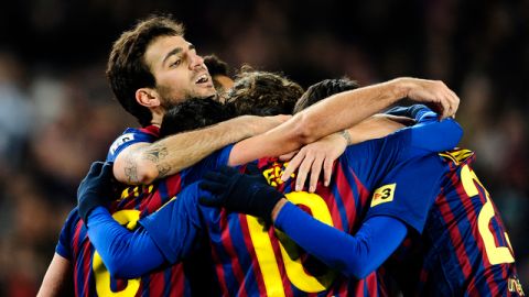 Cesc Fábregas (izq.) festeja con sus compañeros el pase a la final.