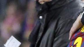 El técnico Pep Guardiola abraza a Alexis Sánchez  cuando el chileno salió de cambio por el brasileño Dani Alves, en el minuto  86, en el  juego de ayer ante el Athletic Bilbao en el Camp Nou.