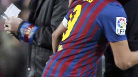 El técnico Pep Guardiola abraza a Alexis Sánchez  cuando el chileno salió de cambio por el brasileño Dani Alves, en el minuto  86, en el  juego de ayer ante el Athletic Bilbao en el Camp Nou.