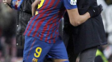 El técnico Pep Guardiola abraza a Alexis Sánchez  cuando el chileno salió de cambio por el brasileño Dani Alves, en el minuto  86, en el  juego de ayer ante el Athletic Bilbao en el Camp Nou.