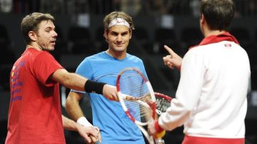Roger Federer (centro) y Stanislas Wawrinka (izquierda) escuchan a su capitán Severin Luethi (derecha) durante el entrenamiento de ayer.