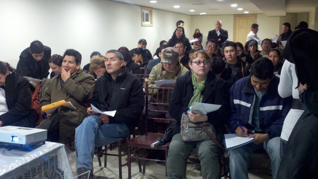 Un grupo de ecuatorianos, que alegan haber sido estafados, se reunió recientemente para exponer su caso.