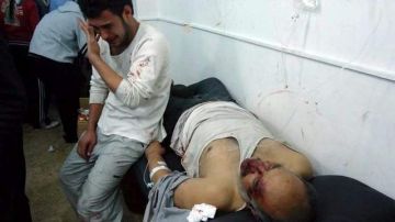 Ciudadanos heridos y otros llorando la pérdida de familiares tras los bombardeos en el barrio de Baba Amr, en Homs, Siria.