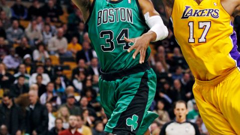 Andrew Bynum se estira para frenar a Paul Pierce (34).