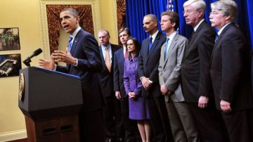 El presidente  Barack Obama (izq.) durante la conferencia de prensa donde anunció la firma del acuerdo con cinco de los mayores bancos del país.