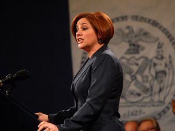 La presidenta del Concejo Municipal, Christine Quinn, propuso ayudar a convertirse en ciudadanos americanos a residentes legales y préstamos a pequeños comerciantes.