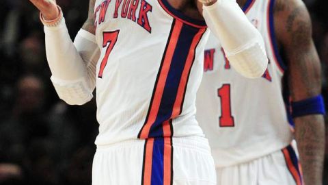 Carmelo Anthony (en primer plano) fue escogido al Juego de Estrellas; no así Amar'e Stoudemire (al fondo).