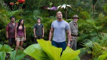 El popular ex luchador Dwayne Johnson, aparece en una escena de su nueva película 'Journey 2: The Mysterious Island', que se estrenó ayer.