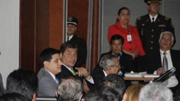 El presidente de Ecuador, Rafael Correa (c), asiste  a la Corte Nacional de Justicia (CNJ) en Quito (Ecuador).