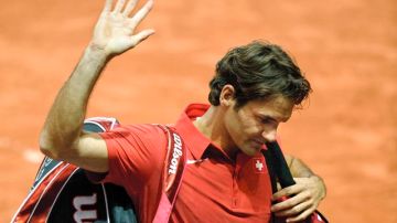 Un cabizbajo Roger Federer se despide en la cancha tras la derrota de ayer.