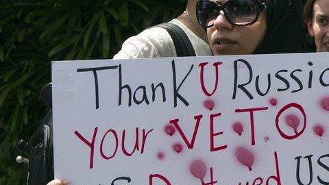 'Gracias Rusia tu veto nos ha destruido' es el mensaje que muestra como protesta una ciudadana siria residente en Malasia.
