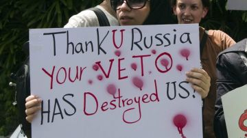 'Gracias Rusia tu veto nos ha destruido' es el mensaje que muestra como protesta una ciudadana siria residente en Malasia.