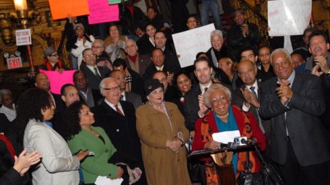 La activista María Luna (centro), rodeada de líderes comunitarios y políticos, exigieron ayer la creación de un nuevo distrito congresional hispano en la ciudad de Nueva York.