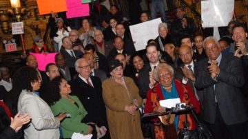 La activista María Luna (centro), rodeada de líderes comunitarios y políticos, exigieron ayer la creación de un nuevo distrito congresional hispano en la ciudad de Nueva York.