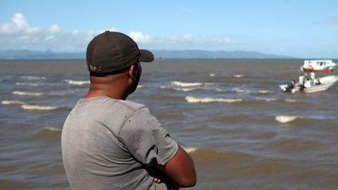 Las autoridades suspendieron el operativo de rescate al naufragio de una frágil embarcación ocurrido la madrugada del sábado en Dominicana.