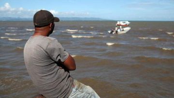 Las autoridades suspendieron el operativo de rescate al naufragio de una frágil embarcación ocurrido la madrugada del sábado en Dominicana.