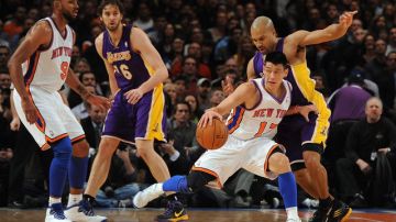 El jugador Jeremy Lin (2-d) de New York Knicks controla el balón junto al defensa Derek Fisher (d) de Los Angeles Lakers el viernes en el Madison Square Garden en Nueva York.