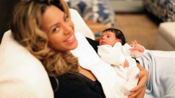 Beyoncé sonríe con Blue Ivy en sus brazos.