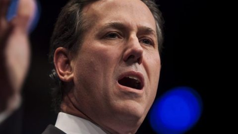 El precandidato presidencial republicano Rick Santorum se colocó por primera vez en las encuestas entre miembros de su partido.