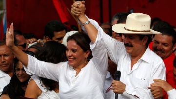 Xiomara Castro va en busca de la presidencia en Honduras por el partido Libre. La precandidata aparece en un mitin junto a su esposo Manuel Zelaya.