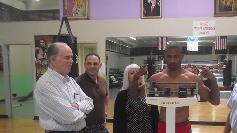 El invicto púgil puertorriqueño Thomas Dulorme durante un prepesaje.