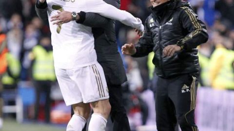 Cristiano Ronaldo celebra su tercer gol con su entrenador José Mourinho.