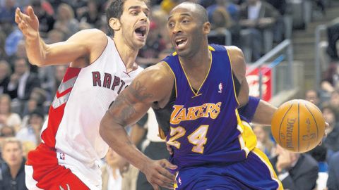 José Calderón (izq.) marca a Kobe Bryant en un intento por quitarle el balón en el juego de ayer disputado en el Air Canada Centre.
