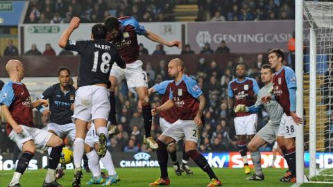 Gareth Barry (18) intenta el remate, pero la pelota va a quedar en poder de Joleon Lescott (segundo desde izq.) quien anotó el gol del triunfo.