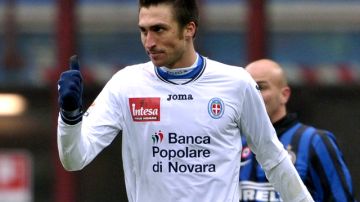 Andrea Caracciolo festeja el gol del triunfo del Novara.